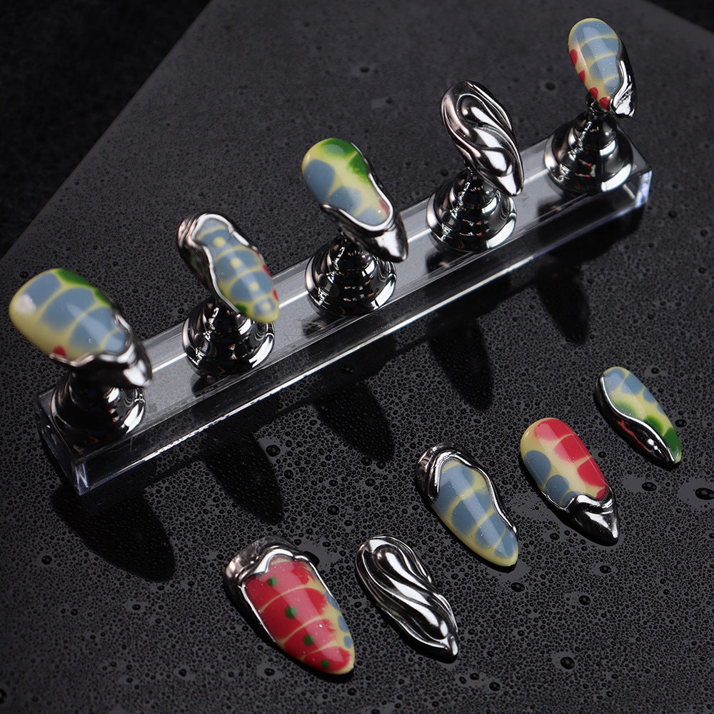 Ongles en amande faits main à motif crocodile punk Y2K A858