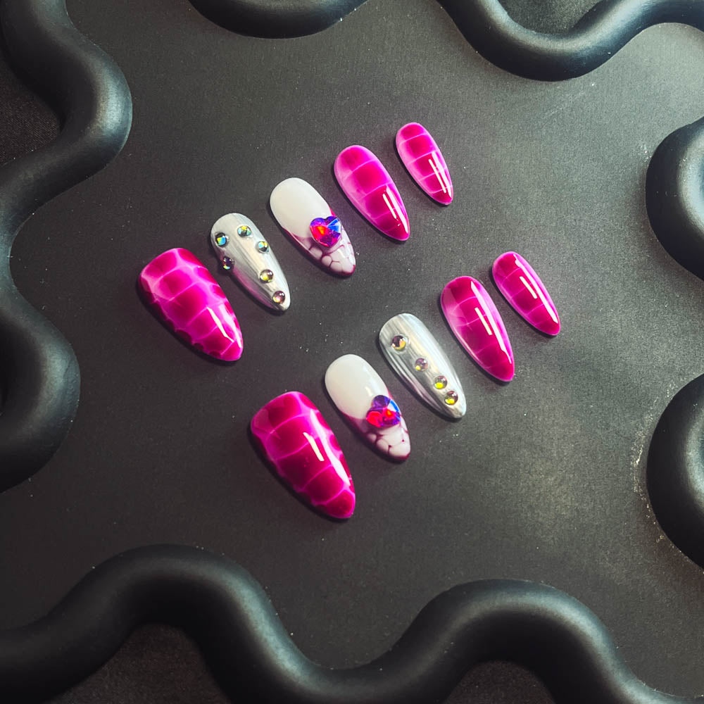 Medusa's Lips Handmade Almond  Nails X1010 - NoirNail